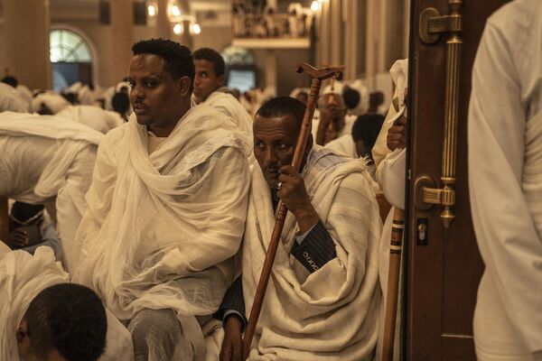 Etiópski pravoslávni oddaní sa modlia počas osláv Veľkej noci v kostole Bole Medhanialem v hlavnom meste Etiópie Addis Abeba. Etiópski pravoslávni oddaní sa modlia počas osláv Veľkej noci v kostole Bole Medhanialem v hlavnom meste Etiópie Addis Abeba. - Sputnik International