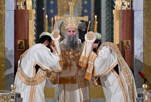 Srbský patriarcha Porfirije (C) vedie pravoslávnu veľkonočnú liturgiu v kostole svätého Sávu v Belehrade v Srbsku. Srbský patriarcha Porfirije (C) vedie pravoslávnu veľkonočnú liturgiu v kostole svätého Sávu v Belehrade v Srbsku. - Sputnik International
