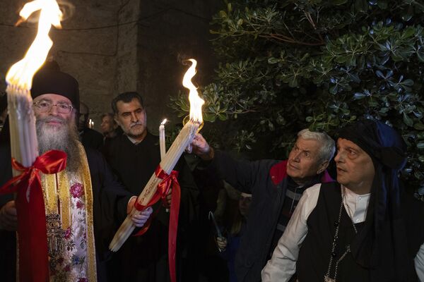 Grécki ortodoxní veriaci si v kostole v Aténach zapália svoje auto Niles Svätým ohňom, prenesené z Božieho hrobu v Jeruzaleme. Grécki ortodoxní veriaci si v kostole v Aténach zapália svoje auto Niles Svätým ohňom, prenesené z Božieho hrobu v Jeruzaleme. - Sputnik International