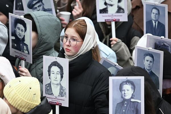 Nesmrteľný pluk pochoduje pri pamätníku venovanom zdravotníkom, ktorí zahynuli vo Veľkej vlasteneckej vojne.  Účastníci držia portréty svojich blízkych v priestoroch Kazanskej štátnej lekárskej univerzity v Ruskej republike Tatarstan.  - Sputnik International