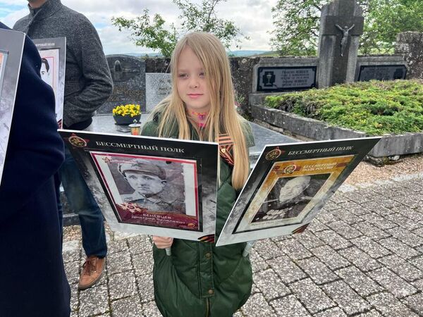 Dievča drží dva portréty veteránov Veľkej vlasteneckej vojny v Luxemburgu.  - Sputnik International