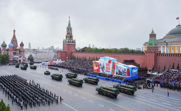 Mobilný systém medzikontinentálnych balistických rakiet (ICBM) Yars, životne dôležitá súčasť ruskej jadrovej triády, na víťaznej prehliadke v Moskve.  - Sputnik International