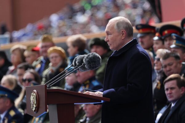 Putin hovorí na vojenskej prehliadke v Moskve.  - Sputnik International