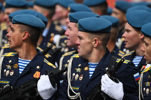 Kadeti Vyššej školy velenia výsadkov Rjazanskej gardy pomenovanej po armádnom generálovi Margelovovi na vojenskej prehliadke na Červenom námestí v Moskve.  - Sputnik International