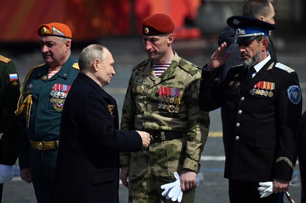 Ruský prezident Vladimir Putin sa rozpráva s vyznamenanými dôstojníkmi a vojakmi, ktorí prišli zo špeciálnej vojenskej operačnej zóny, aby sa zúčastnili na prehliadke Dňa víťazstva na Červenom námestí.  - Sputnik International