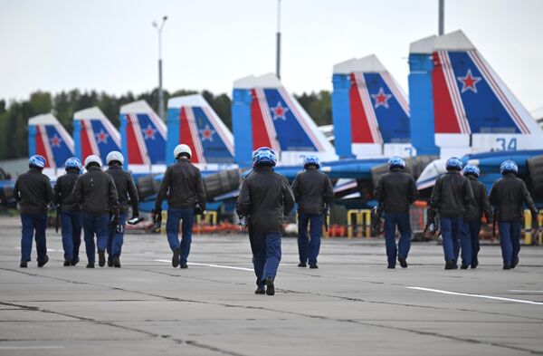 Stíhačky Su-30SM akrobatického tímu ruského letectva Russkiye Vityazi (Ruskí rytieri) pred začiatkom výsadkovej časti prehliadky.  - Sputnik International