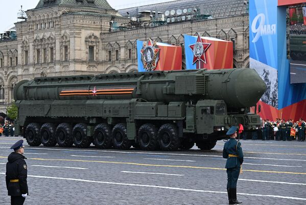 Mobilný systém medzikontinentálnych balistických rakiet (ICBM) Yars na vojenskej prehliadke na Červenom námestí pri príležitosti Dňa víťazstva 9. mája.  - Sputnik International
