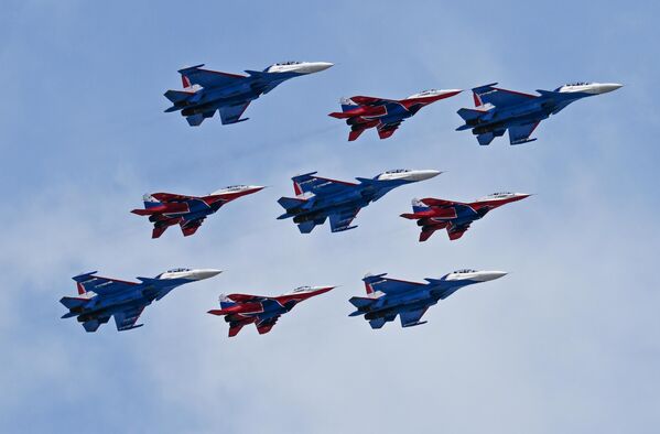 Cuban Diamond formácia pozostávajúca z vysoko manévrovateľných stíhačiek Su-30 a MiG-29 z akrobatických tímov ruského letectva, Russkiye Vityazi (Ruskí rytieri), nad Červeným námestím.  - Sputnik International