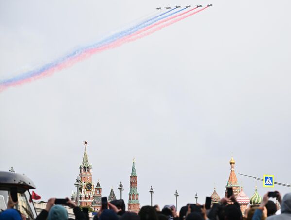 Stíhačky Su-25 počas výsadkovej časti vojenskej prehliadky na Červenom námestí.  - Sputnik International