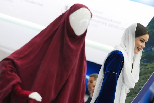 Figurína zobrazujúca skromné islamské módne odevy na Kazanskom fóre Figurína zobrazujúca skromné islamské módne odevy na Kazanskom fóre - Sputnik International