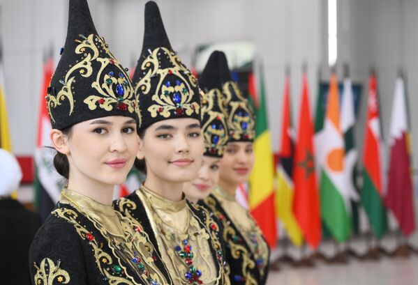 V Kazani, hlavnom meste ruského regiónu Tatarstan, často označovanom ako tretie hlavné mesto krajiny, sa začalo veľmi očakávané fórum „Rusko – islamský svet“. V Kazani, hlavnom meste ruského regiónu Tatarstan, často označovanom ako tretie hlavné mesto krajiny, sa začalo veľmi očakávané fórum „Rusko – islamský svet“ – Sputnik International