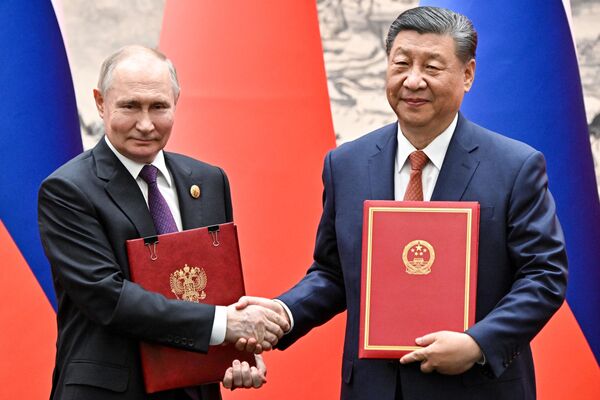 Vladimir Putin a Si Ťin-pching sa zúčastňujú na slávnostnom podpise po stretnutí v rozšírenom formáte. Vladimir Putin a Si Ťin-pching sa zúčastňujú na slávnostnom podpise po stretnutí v rozšírenom formáte. - Sputnik International