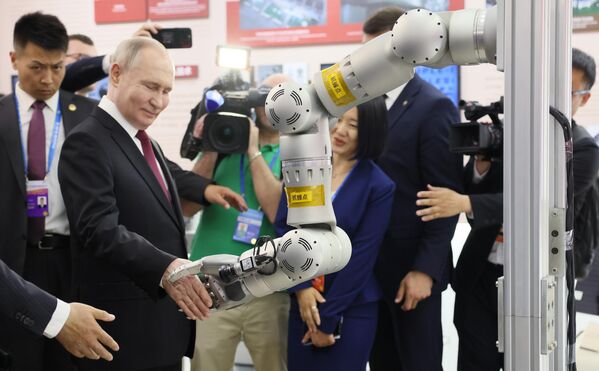 Vladimir Putin skúma výstavu počas svojej návštevy Technologického inštitútu Chinses Harbin v roku 2024. - Sputnik International