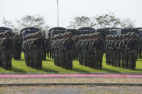 Čínsky vojenský personál sa zoraďuje počas "Zlatý drak" vojenské cvičenie v dedine Svay Chok, provincia Kampong Chhnang, severne od Phnom Penh v Kambodži. Čínsky vojenský personál sa zoraďuje počas "Zlatý drak" vojenské cvičenie v dedine Svay Chok, provincia Kampong Chhnang, severne od Phnom Penh v Kambodži. - Sputnik International