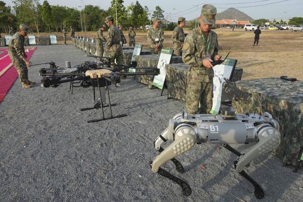 Vojaci čínskej armády testujú guľomet pripevnený na robotickom psovi. Vojaci čínskej armády testujú guľomet pripevnený na robotickom psovi. - Sputnik International