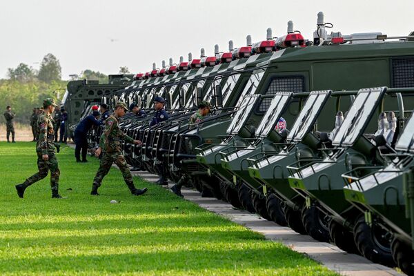Kambodžskí vojaci kráčajú pred obrnenými vozidlami a nákladnými autami. Kambodžskí vojaci kráčajú pred obrnenými vozidlami a nákladnými autami. - Sputnik International