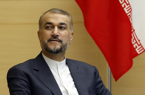 Iránsky minister zahraničných vecí Hossein Amir-Abdollahian je videný pred stretnutím s japonským premiérom Fumiom Kishidom v Kishidovej kancelárii v Tokiu 7. augusta 2023. Obaja najvyšší predstavitelia diskutovali o bilaterálnej spolupráci, ako aj o jadrovej dohode s Iránom. Iránsky minister zahraničných vecí Hossein Amir-Abdollahian je videný pred stretnutím s japonským premiérom Fumiom Kishidom v Kishidovej kancelárii v Tokiu 7. augusta 2023. Obaja najvyšší predstavitelia diskutovali o bilaterálnej spolupráci, ako aj o jadrovej dohode s Iránom. - Sputnik International