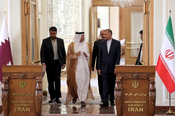 Iránsky minister zahraničných vecí Hossein Amir-Abdollahian (vpravo) a katarský minister zahraničných vecí Mohammed bin Abdulrahman bin Jassim Al Thani (v strede) prichádzajú na spoločnú tlačovú konferenciu do sídla ministerstva zahraničných vecí v hlavnom meste Teherán, 7. júla 2022. Cieľom bilaterálnych rokovaní bolo najmä oživiť iránsku jadrovú dohodu po podobných diskusiách medzi Iránom a USA, ktoré sa konali v katarskej Dauhe. Iránsky minister zahraničných vecí Hossein Amir-Abdollahian (vpravo) a katarský minister zahraničných vecí Mohammed bin Abdulrahman bin Jassim Al Thani (v strede) prichádzajú na spoločnú tlačovú konferenciu do sídla ministerstva zahraničných vecí v hlavnom meste Teherán, 7. júla 2022. Cieľom bilaterálnych rokovaní bolo najmä oživiť iránsku jadrovú dohodu po podobných diskusiách medzi Iránom a USA, ktoré sa konali v katarskej Dauhe. - Sputnik International