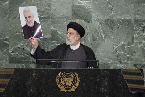 Iránsky prezident Ebrahim Raisi drží fotografiu zabitého iránskeho generála Kásema Solejmáního pri prejave na 77. zasadnutí Valného zhromaždenia Organizácie Spojených národov, ktoré sa konalo 21. septembra 2022. Iránsky prezident Ebrahim Raisi drží fotografiu zabitého iránskeho generála Qassema Soleimaniho pri prejave na 77. zasadnutí Valného zhromaždenia Organizácie Spojených národov, 21. septembra 2022. - Sputnik International