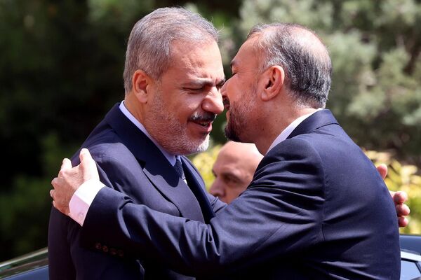 Iránsky minister zahraničných vecí Hossein Amir-Abdollahian (vpravo) víta svojho kolegu z Turkiye Hakan Fidan (vľavo) v Teheráne, 3. septembra 2023. Išlo o 8. zasadnutie Rady pre spoluprácu na vysokej úrovni Irán-Turkiye, ktorého cieľom bolo riešiť bilaterálne vzťahy v oblastiach ako napr. bezpečnosť hraníc, boj proti terorizmu, obchod, energetika, vzdelávanie atď. Iránsky minister zahraničných vecí Hossein Amir-Abdollahian (vpravo) víta svojho kolegu z Turkiye Hakan Fidan (vľavo) v Teheráne, 3. septembra 2023. Išlo o 8. zasadnutie Rady pre spoluprácu na vysokej úrovni Irán-Turkiye, ktorého cieľom bolo riešiť bilaterálne vzťahy v oblastiach ako napr. bezpečnosť hraníc, boj proti terorizmu, obchod, energetika, vzdelávanie atď. - Sputnik International
