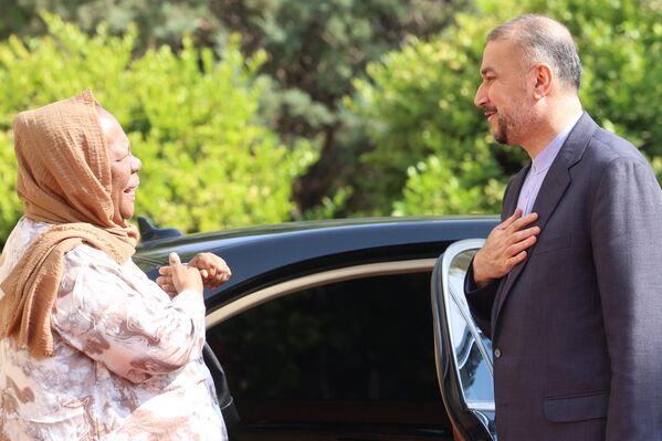 Iránsky minister zahraničných vecí Hossein Amir-Abdollahian (vpravo) víta svojho kolegu z Juhoafrickej republiky Naledi Pandor (vľavo) pred ich stretnutím v Teheráne 22. októbra 2023. Počas svojej dvojdňovej oficiálnej návštevy Iránu sa ministri zahraničných vecí dotkli Strednej Východný mierový proces uprostred prebiehajúceho palestínsko-izraelského konfliktu, dodržiavanie medzinárodného humanitárneho práva v kontexte krízy v Gaze, ako aj vytvorenie palestínskeho štátu. Iránsky minister zahraničných vecí Hossein Amir-Abdollahian (vpravo) víta svojho kolegu z Juhoafrickej republiky Naledi Pandor (vľavo) pred ich stretnutím v Teheráne 22. októbra 2023. Počas svojej dvojdňovej oficiálnej návštevy Iránu sa ministri zahraničných vecí dotkli Strednej Východný mierový proces uprostred prebiehajúceho palestínsko-izraelského konfliktu, dodržiavanie medzinárodného humanitárneho práva v kontexte krízy v Gaze, ako aj vytvorenie palestínskeho štátu. - Sputnik International