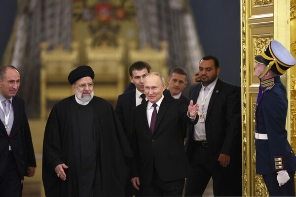 Ruský prezident Vladimir Putin a iránsky prezident Ebrahim Raisi pred začiatkom rusko-iránskych rozhovorov v Moskve 7. decembra 2023. Stretnutie sa zameralo na bilaterálnu spoluprácu s osobitným dôrazom na implementáciu pripravovaných rusko-iránskych projektov v obchode , ekonomika, logistika a energetika. Ruský prezident Vladimir Putin a iránsky prezident Ebrahim Raisi pred začiatkom rusko-iránskych rozhovorov v Moskve 7. decembra 2023. Stretnutie sa zameralo na bilaterálnu spoluprácu s osobitným dôrazom na implementáciu pripravovaných rusko-iránskych projektov v obchode , ekonomika, logistika a energetika. - Sputnik International