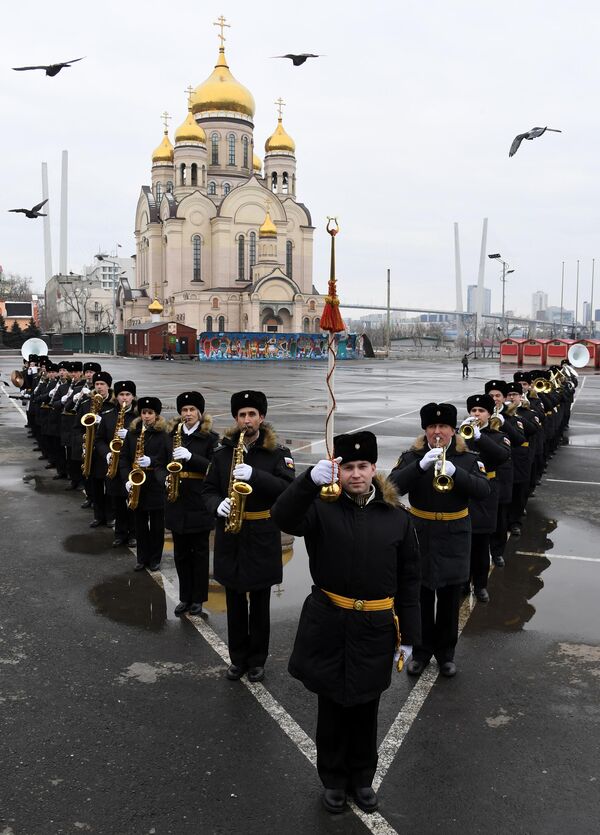 Hudobníci z vojenskej kapely Pacific Fleet vyjadrujú podporu účastníkom špeciálnej vojenskej operácie. Hudobníci z vojenskej kapely Pacific Fleet vyjadrujú podporu účastníkom špeciálnej vojenskej operácie. - Sputnik International