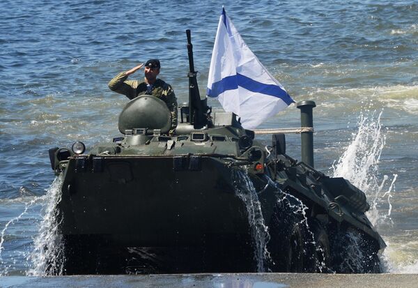 Námorný zbor tichomorskej flotily pristáva pomocou obrnených transportérov (BTR-80) počas príprav na námornú prehliadku vo Vladivostoku. Námorný zbor tichomorskej flotily pristáva pomocou obrnených transportérov (BTR-80) počas príprav na námornú prehliadku vo Vladivostoku. - Sputnik International