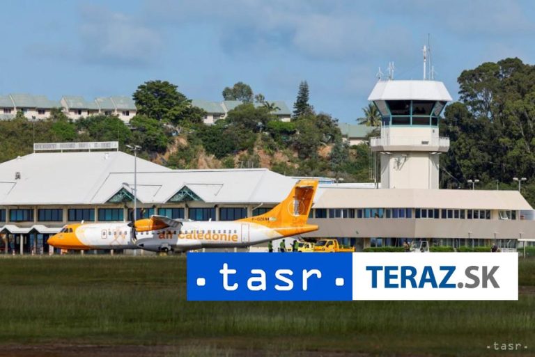 Macron pricestoval do Novej Kaledónie. Verí, že tam zavládne mier