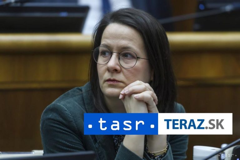 Opozícia iniciuje mimoriadnu schôdzu, žiada odchod šéfa SIS