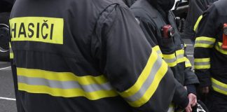 Hasiči zasahujú v obci Rožkovany v okrese Sabinov