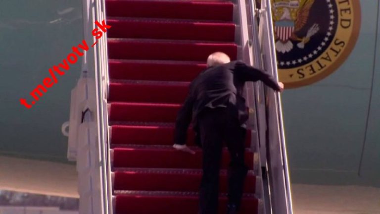 Rampa, z ktorej Biden spadol, sa vraj na výstavu vojenskej techniky v Moskve na…