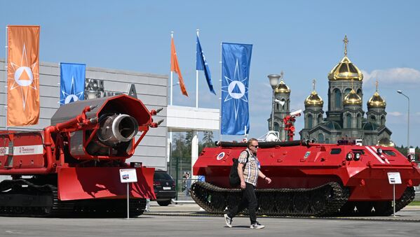 Mobilný vysokokapacitný hasiaci systém vybavený plynovo-vodným hasiacim robotom MPSC-RGVT (vľavo). Terénny robotický systém Kedr na hasenie požiarov v podmienkach radiačnej a chemickej kontaminácie (vpravo). Mobilný vysokokapacitný hasiaci systém vybavený plynovo-vodným hasiacim robotom MPSC-RGVT (vľavo). Terénny robotický systém Kedr na hasenie požiarov v podmienkach radiačnej a chemickej kontaminácie (vpravo). - Sputnik International