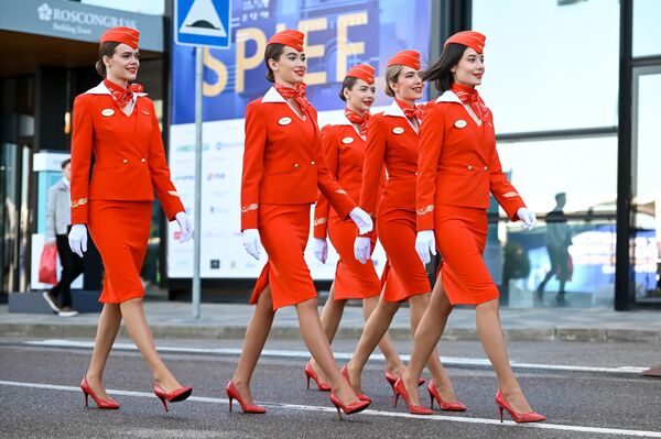 Letušky Aeroflotu na veľtrhu SPIEF 2024. Aeroflot je vlajkový prepravca a najväčšia letecká spoločnosť v Rusku Letušky Aeroflotu na SPIEF 2024. Aeroflot je vlajkový prepravca a najväčšia letecká spoločnosť v Rusku - Sputnik International