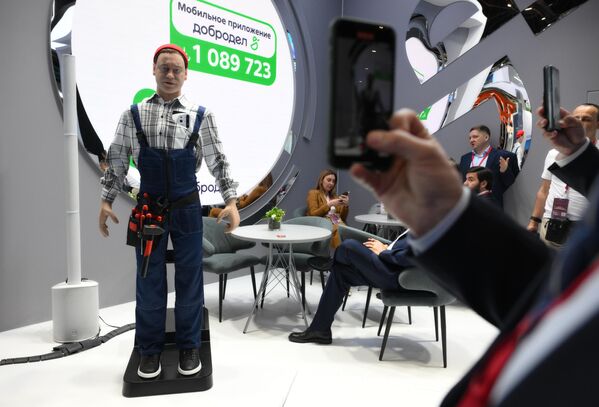 Stánok moskovského regiónu vystavuje robota Zhenya podobného ?loveku - Sputnik International