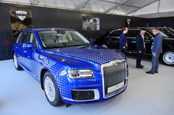 Aurus na fóre predvádza svoje vozidlo na vodíkový pohon.  Aurus je prvá ruská zna?ka luxusných áut, ktorá vyrába limuzíny, sedany, minivany a SUV.  - Sputnik International