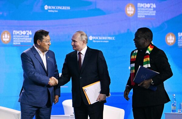 Plenárne zasadnutie SPIEF-2024.  Zľava doprava: prezident Bolívie Luis Alberto Arce Catacora, prezident Ruskej federácie Vladimir Putin, prezident Zimbabwe Emmerson Mnangagwa.  - Sputnik International