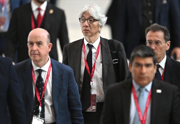 Hostia sa zídu na plenárnom zasadnutí na SPIEF-2024.  Zľava doprava: Jose Manuel Sanz Mingote, šéf medzinárodných vzťahov španielskej tlačovej agentúry EFE, Toshimitsu Sawai, výkonný riaditeľ japonskej tlačovej agentúry Kyodo, Stefano Polli, zástupca šéfredaktora talianskej tlačovej agentúry ANSA (Agenzia Nazionale Stampa Associata ).  - Sputnik International
