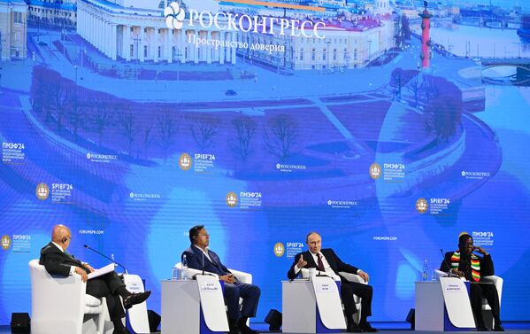 Plenárne zasadnutie na SPIEF-2024.  Zľava doprava: Sergej Karaganov, ruský politológ a ekonóm, ktorý vedie Radu pre zahraničnú a obrannú politiku, Luis Alberto Arce Catacora, prezident Bolívie, ruský prezident Vladimir Putin, Emmerson Mnangagwa, prezident Zimbabwe.  - Sputnik International