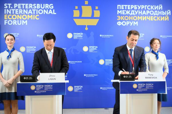 Zhou Liqun, generálny riaditeľ China Chengtong International Investment Co. Ltd. (vľavo) a Yuri Manevich, generálny riaditeľ ruskej skupiny New Land Grain Corridor Group, podpísali dohodu na SPIEF-2024.  - Sputnik International