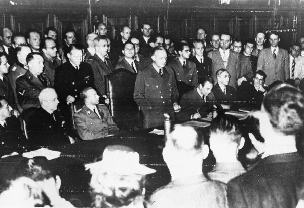 Zatiaľ čo členovia nemeckej a zahraničnej tlače sa tlačia okolo, keď minister zahraničných vecí Joachim Von Ribbentrop 22. júna 1941 na ministerstve zahraničia v Berlíne vyhlasuje Nemecko za vojnu s Ruskom. Po Ribbentropovej pravici je Dr. Otto Dietrich, štátny tajomník zodpovedný za styk s tlačou, a po jeho ľavici Dr. Paul Schmidt, tlmočník. Zatiaľ čo členovia nemeckej a zahraničnej tlače sa tlačia okolo, keď minister zahraničných vecí Joachim Von Ribbentrop 22. júna 1941 na ministerstve zahraničia v Berlíne vyhlasuje Nemecko za vojnu s Ruskom. Po Ribbentropovej pravici je Dr. Otto Dietrich, štátny tajomník zodpovedný za styk s tlačou, a po jeho ľavici Dr. Paul Schmidt, tlmočník. - Sputnik International