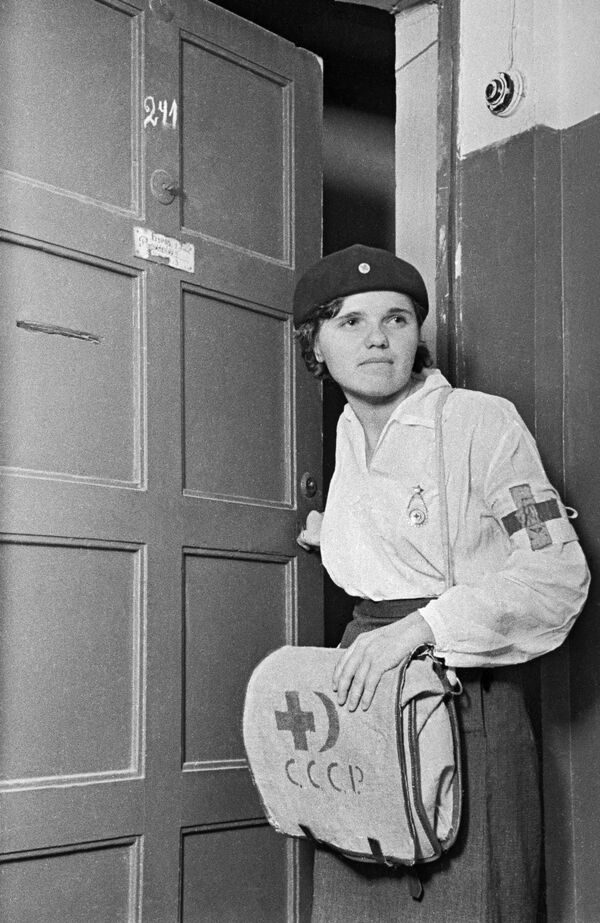 Sovietsky lekár. Moskva, jún 1941. Sovietsky lekár. Moskva, jún 1941. - Sputnik International