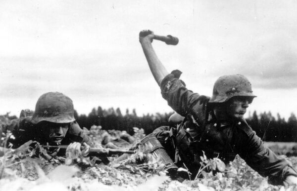 Keď sa nacistické prápory tlačili hlboko do európskej časti ZSSR, sovietske sily zúfalo bojovali, aby spomalili a potom zastavili nepriateľský postup. Vyššie: Nacistickí nemeckí vojaci sú videní v akcii proti Červenej armáde na neznámom mieste pozdĺž frontovej línie na začiatku dni nemeckej invázie do Sovietskeho zväzu, na tejto archívnej fotografii z roku 1941. Keď sa nacistické prápory tlačili hlboko do európskej časti ZSSR, sovietske sily zúfalo bojovali, aby spomalili a potom zastavili nepriateľský postup. Vyššie: Nacistickí nemeckí vojaci sú videní v akcii proti Červenej armáde na neznámom mieste pozdĺž frontovej línie na začiatku dni nemeckej invázie do Sovietskeho zväzu, na tejto archívnej fotografii z roku 1941. - Sputnik International