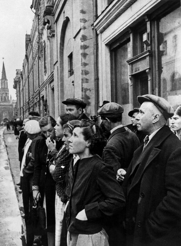 Obyvatelia Moskvy počúvajú rozhlasové vysielanie oznamujúce nacistickú nemeckú inváziu. 22. júna 1941. Obyvatelia Moskvy počúvajú rozhlasové vysielanie oznamujúce nacistickú nemeckú inváziu. 22. júna 1941. - Sputnik International