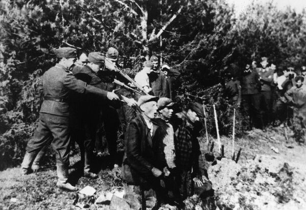 V niektorých regiónoch Sovietskeho zväzu niektoré miestne skupiny aktívne spolupracovali s nacistami. V roku 1941 sa litovskí nacistickí spolupracovníci aktívne podieľali na masovej vražde Židov, ktorá sa stala známou ako masaker v Kaunase. V niektorých regiónoch Sovietskeho zväzu niektoré miestne skupiny aktívne spolupracovali s nacistami. V roku 1941 sa litovskí nacistickí spolupracovníci aktívne podieľali na masovej vražde Židov, ktorá sa stala známou ako masaker v Kaunase. - Sputnik International