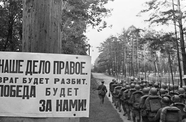 Hoci sa v prvých týždňoch invázie zdalo, že by sa sovietska obrana mohla zlomiť, ZSSR nadľudským úsilím a nezištným hrdinstvom svojho ľudu odolal náporu nacistov a pripravil sa bojovať proti nepriateľovi. Hore: Sovietski vojaci pochodujú na front riadok. Banner vľavo hovorí: "Naša vec je spravodlivá. Nepriateľ bude porazený. Víťazstvo bude naše." Hoci sa v prvých týždňoch invázie zdalo, že by sa sovietska obrana mohla zlomiť, ZSSR nadľudským úsilím a nezištným hrdinstvom svojho ľudu odolal náporu nacistov a pripravil sa bojovať proti nepriateľovi. Hore: Sovietski vojaci pochodujú na front riadok. Banner vľavo hovorí: "Naša vec je spravodlivá. Nepriateľ bude porazený. Víťazstvo bude naše." - Sputnik International