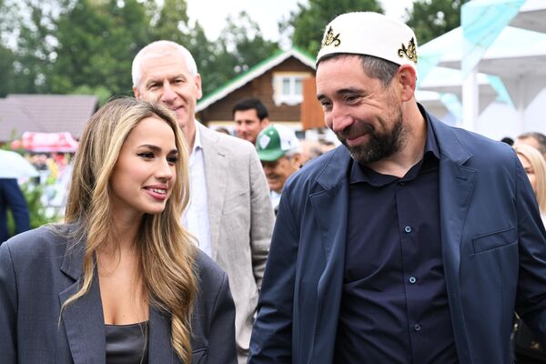 Na záverečnom ceremoniáli hier BRICS sa zúčastňujú krasokorčuliarka Alina Zagitova, bývalý hráč hokejového tímu Ak Bars Danis Zaripov a bývalý minister športu Ruska Oleg Matycin. Na záverečnom ceremoniáli hier BRICS sa zúčastňujú krasokorčuliarka Alina Zagitova, bývalý hráč hokejového tímu Ak Bars Danis Zaripov a bývalý minister športu Ruska Oleg Matycin. - Sputnik International