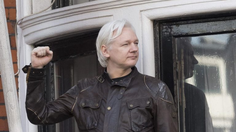 Európski zákonodarcovia uznávajú Assangea z WikiLeaks ako politického väzňa