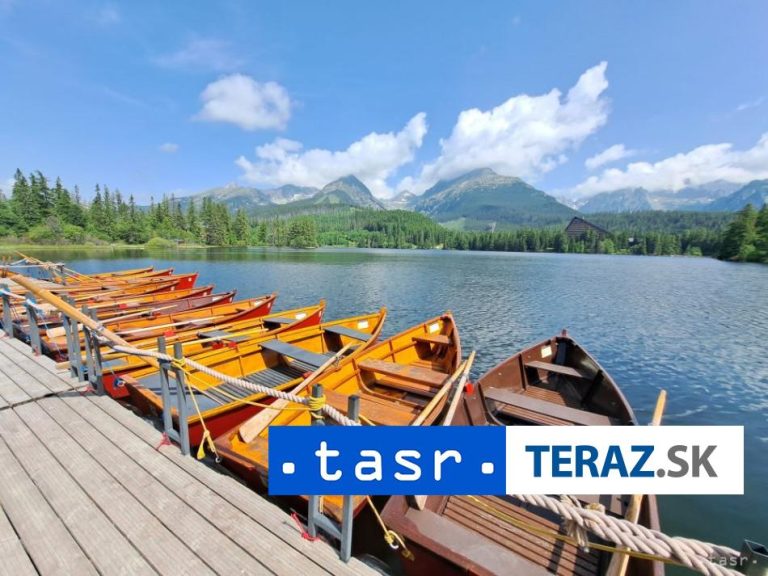 Na hladinu Štrbského plesa spustili člnky