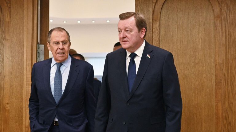 Lavrov drží presilovku so svojím bieloruským náprotivkom